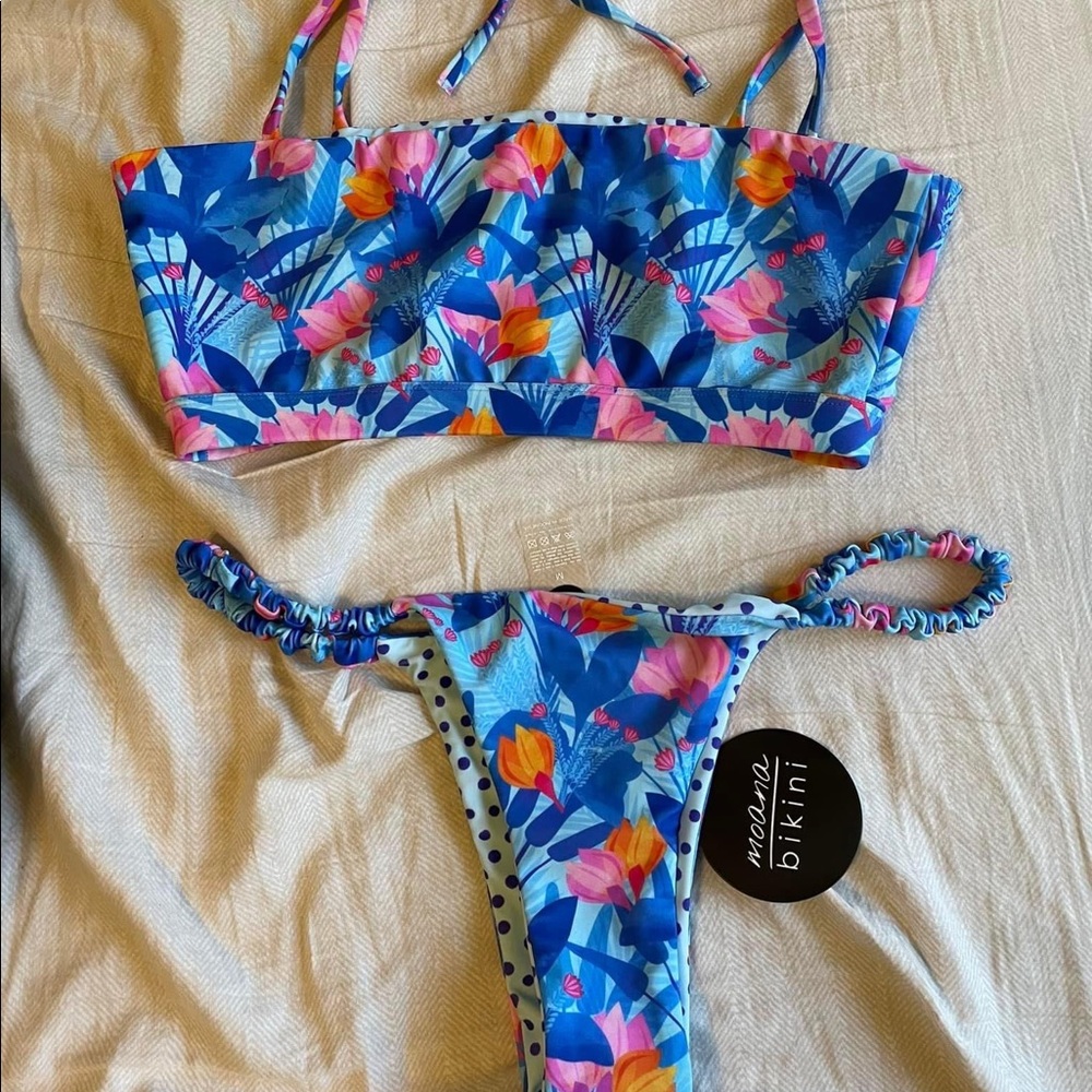 Lounging lemur Moana bikini